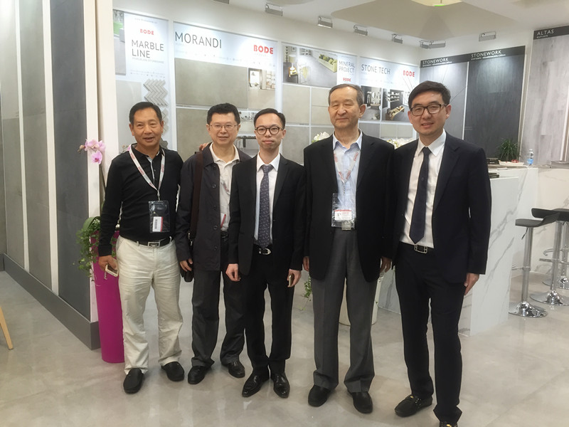 中国建筑卫生陶瓷协会会长叶向阳、中国建筑卫生陶瓷协会副秘书长夏高生、广东省陶瓷协会会长陈环、新明珠陶瓷集团董事长叶德林_